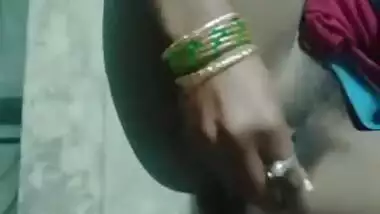 Sex toy is a good find and the Indian wench tests it right away