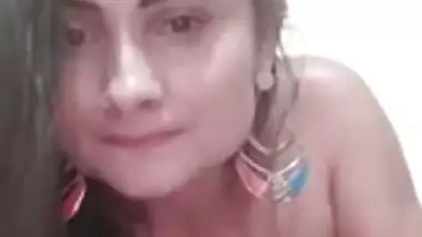 Super hot Desi XXX slut plays with her pussy and sucks her boyfriend’s cock MMS
