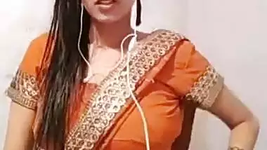 Cutipie bhabi came live after bath, And i did not miss her navel !