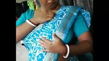 Bubbly delhi housewife bhabhi disha roy bubbly navel and cleavage expose in blue sare