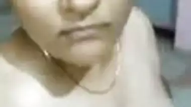 Married Desi woman makes MMS video of her naked XXX beauty close-up