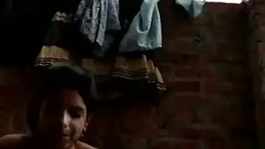Dirty Desi chick washes XXX body parts outdoors in this MMS video