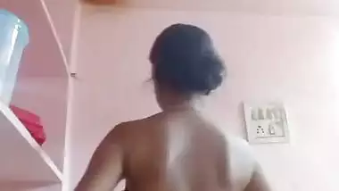 Nude desi Tamil lady strips before the camera