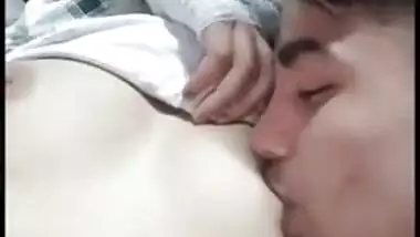 Lover caught worshipping tits of Indian cutie in nice Desi mms clip