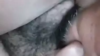 Man licks his young GF’s hairy pussy in Indian porn
