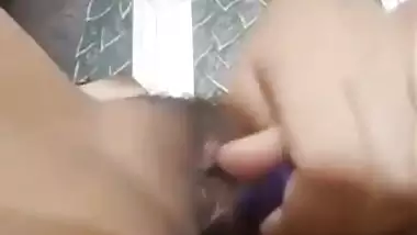 Indian nude girl fucks her wet pussy with a sketch pen