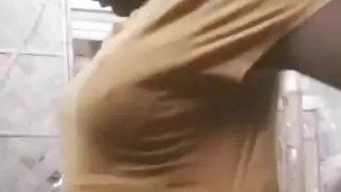 Assami Girl Showing Her Boobs New MMS