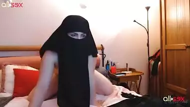 Indian takes off hijab after she rides a dildo for a while