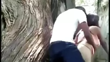 Desi school girl enjoying outdoor sex with BF and caught on XXX cam