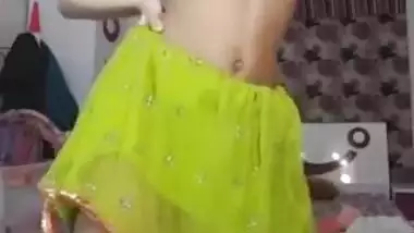 Astonishing Indian bitch dancing topless on cam