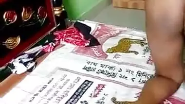 Man tricks friend's Desi wife into XXX striptease for an MMS video