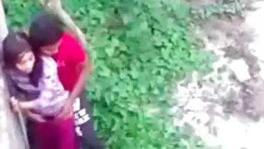 Two Indian lovers caught fucking in outdoor garden in Desi mms video