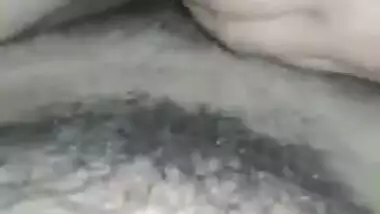 Desi babe fucked and gives sex handjob till chudai man unloads XXX cum