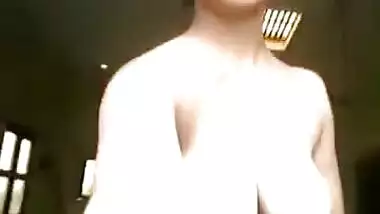 Nice Desi girl turns into a porn minx after talking on the phone