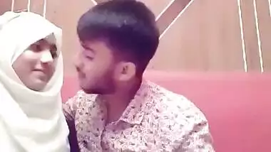 Cute Desi gf Kissing And Smooching(Look At her expressions)