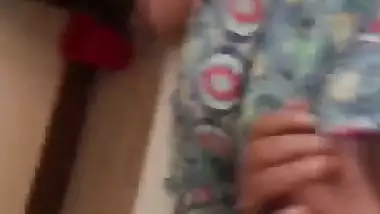 Padosi gori bhabhi ki chut me mera lund