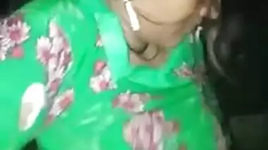 Indian diva shows off what she has under her XXX sari before fan